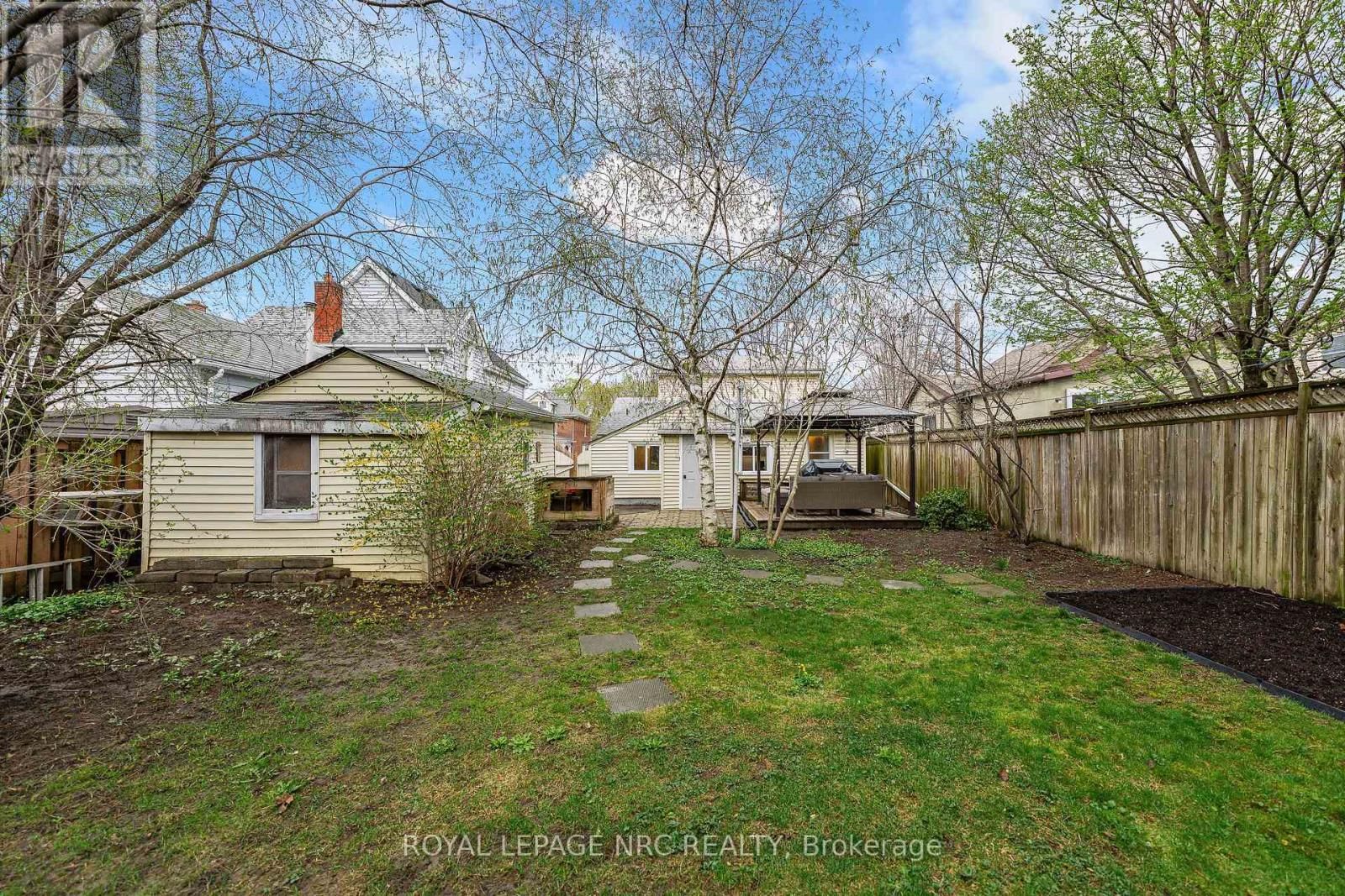 62 LOUISA STREET Image 31