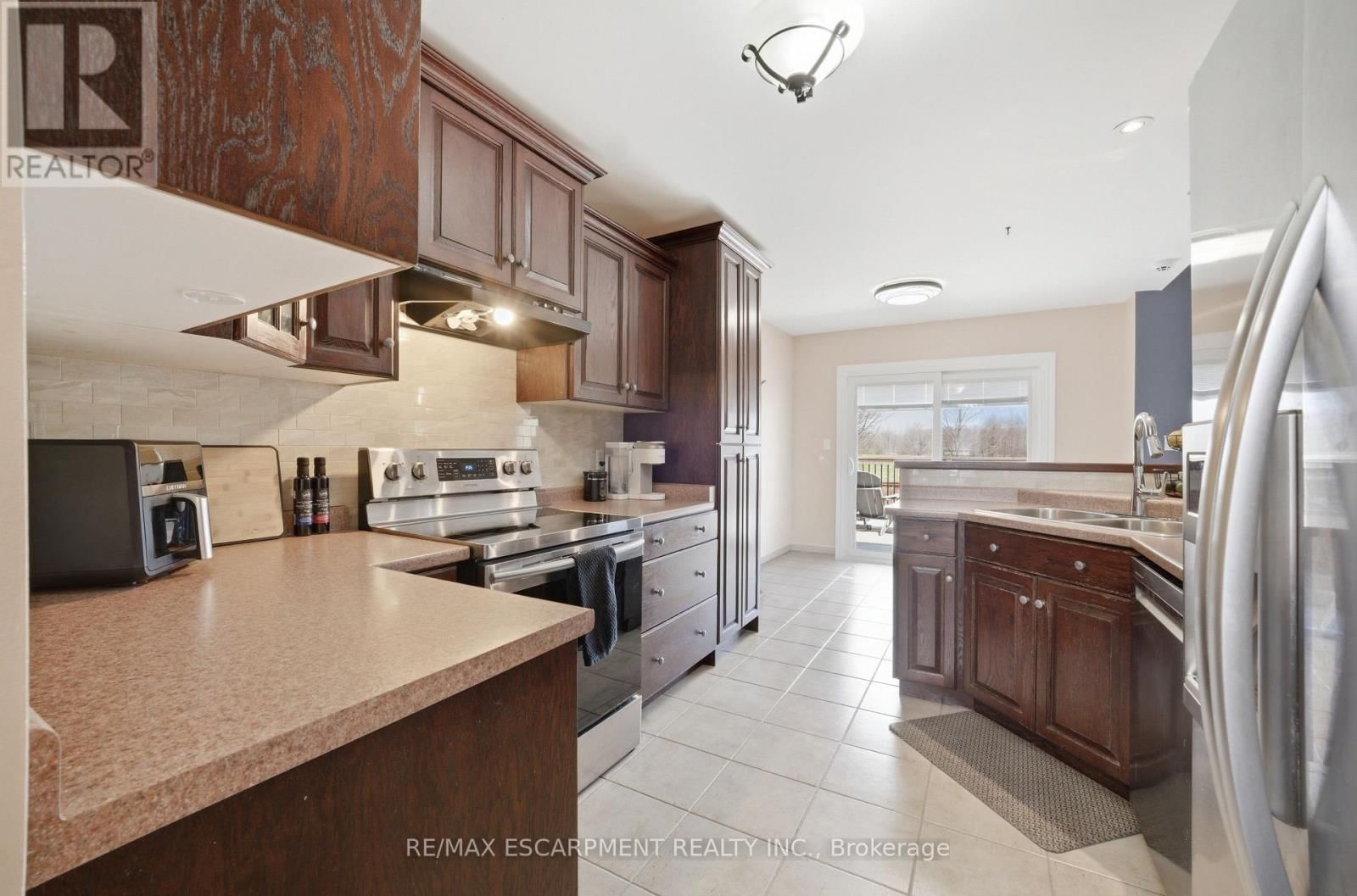 426 BARRINGTON COURT Image 10