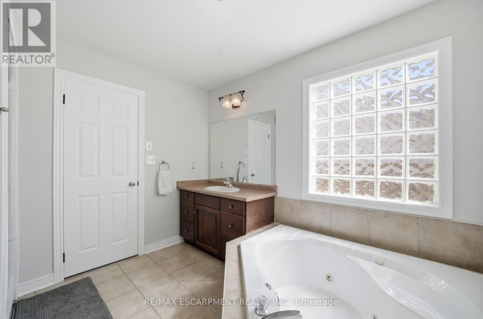 426 BARRINGTON COURT Image 15