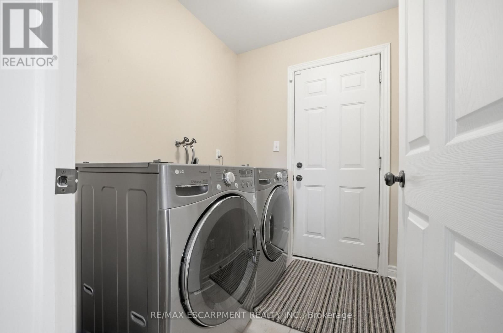 426 BARRINGTON COURT Image 16