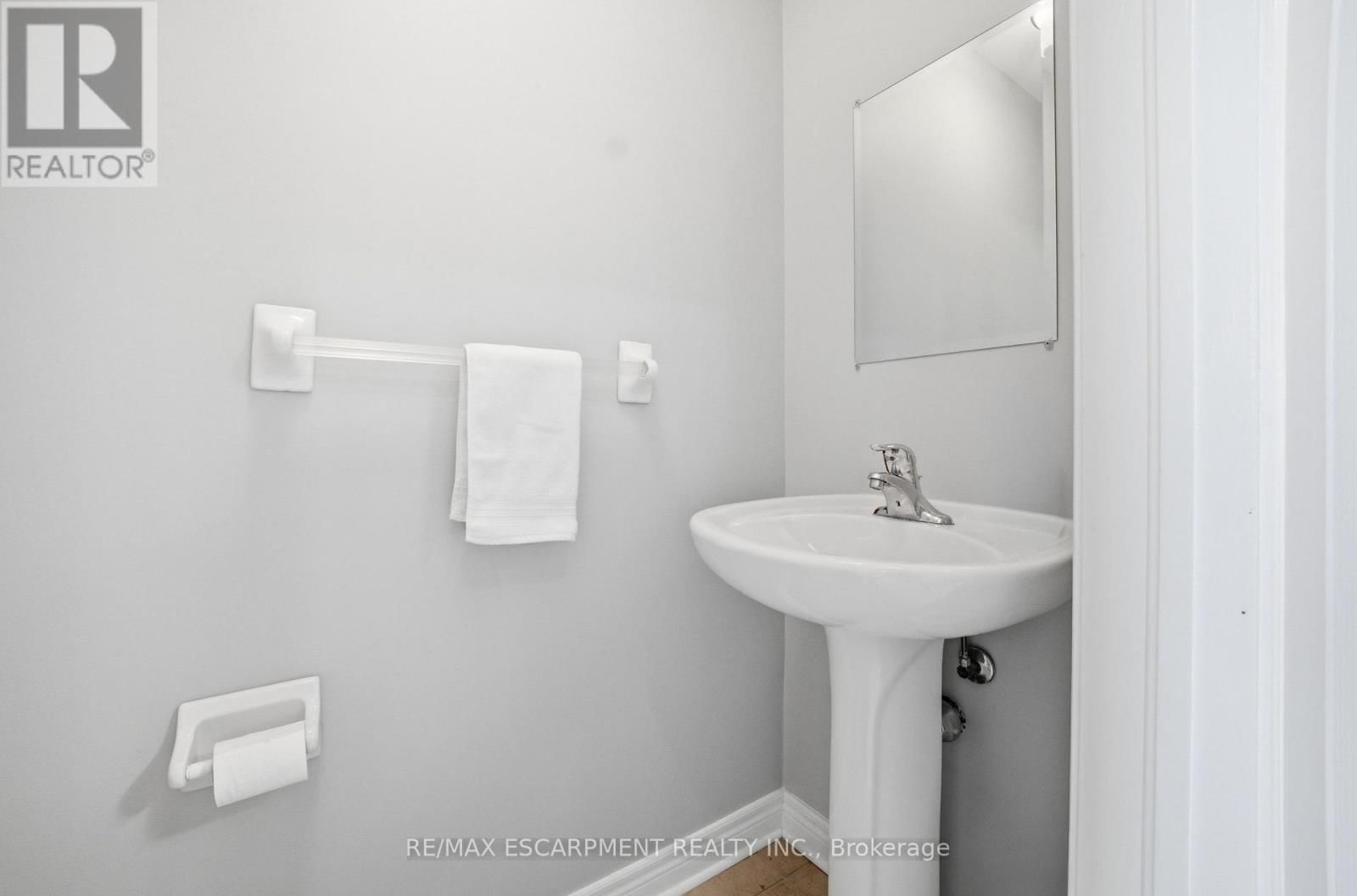 426 BARRINGTON COURT Image 17