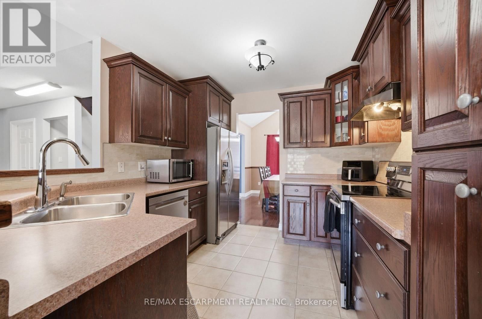 426 BARRINGTON COURT Image 9