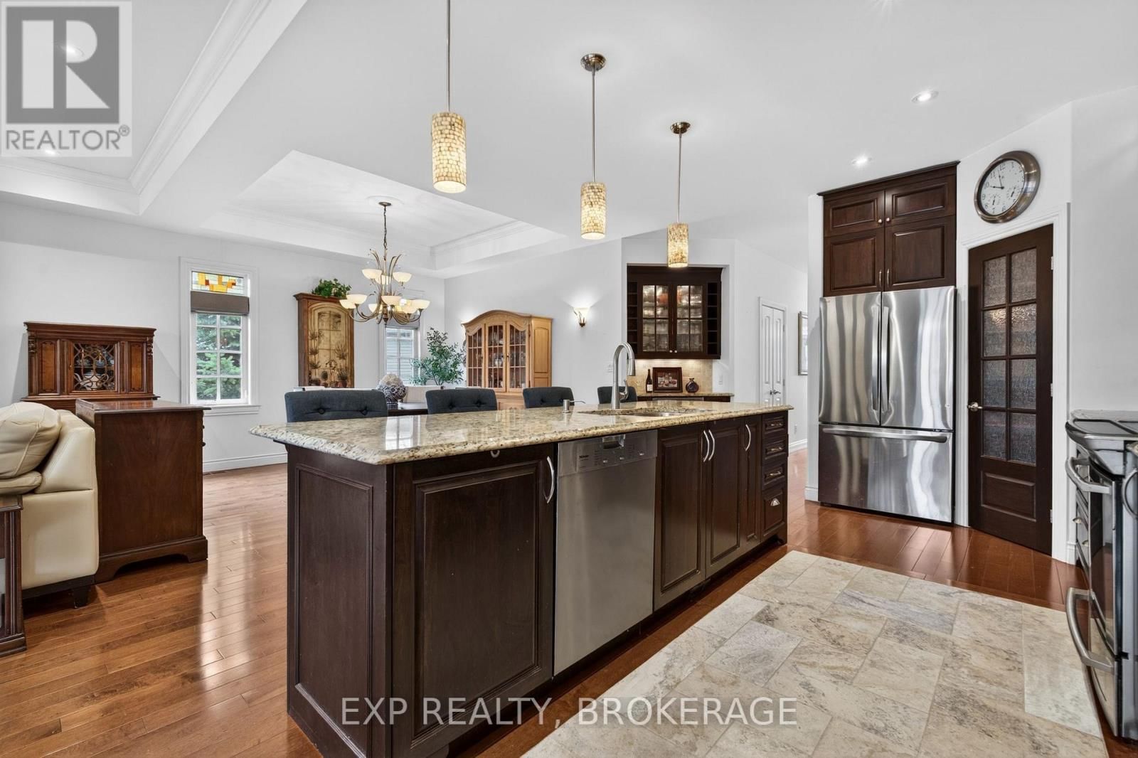 24 ADMIRAL'S COURT Image 10