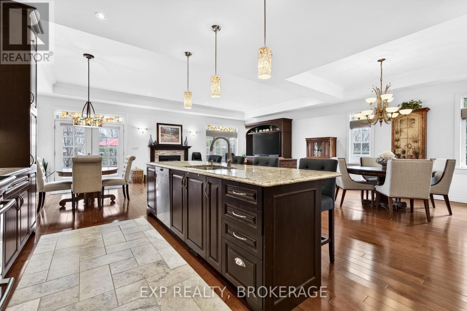 24 ADMIRAL'S COURT Image 11