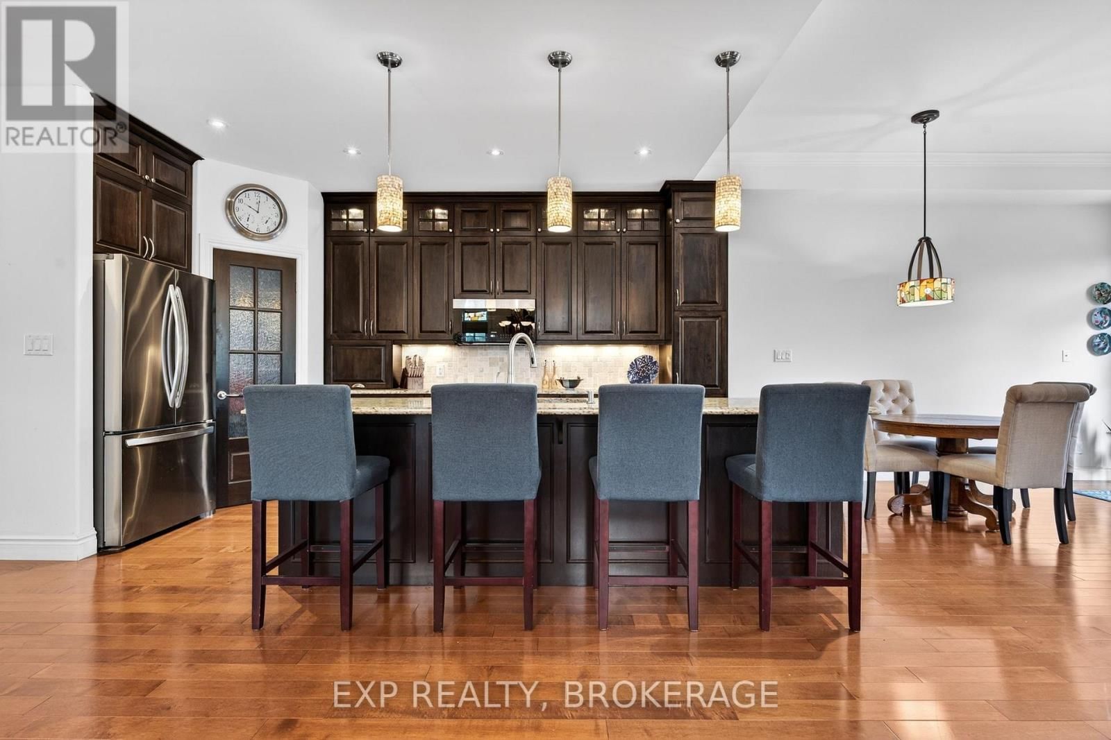 24 ADMIRAL'S COURT Image 12