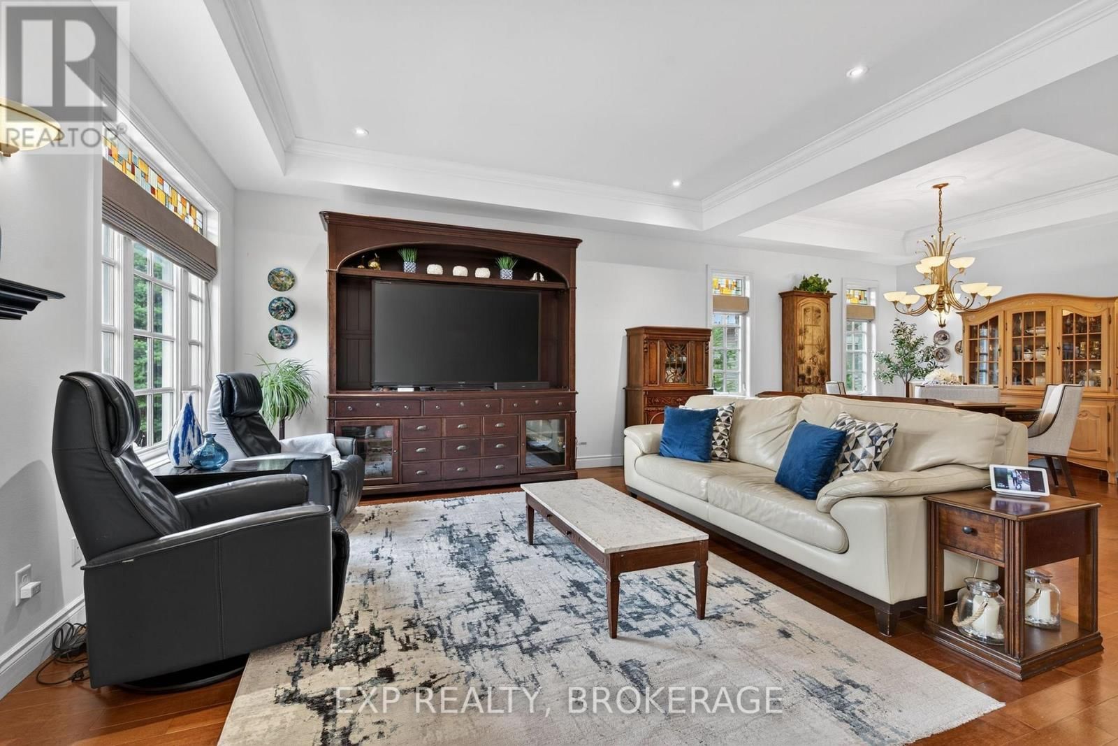 24 ADMIRAL'S COURT Image 14