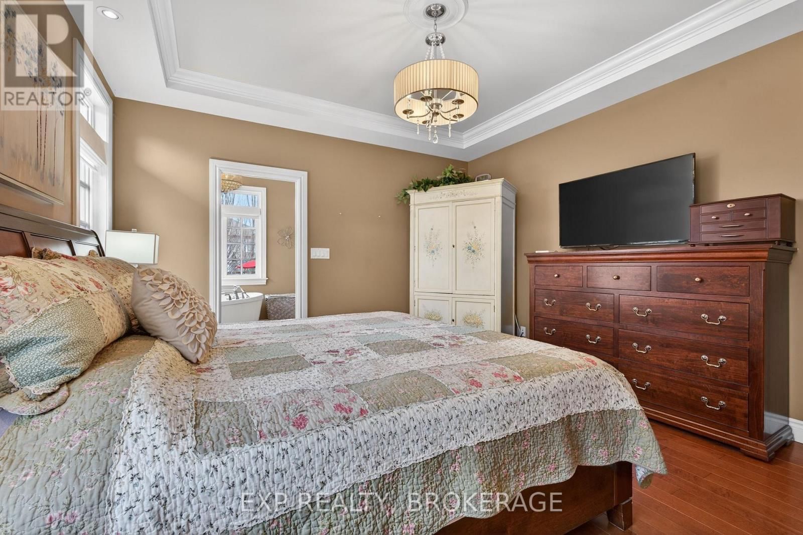 24 ADMIRAL'S COURT Image 18