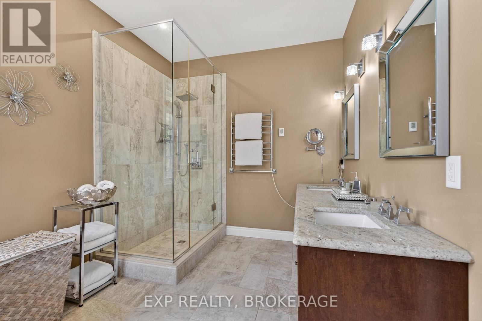 24 ADMIRAL'S COURT Image 19