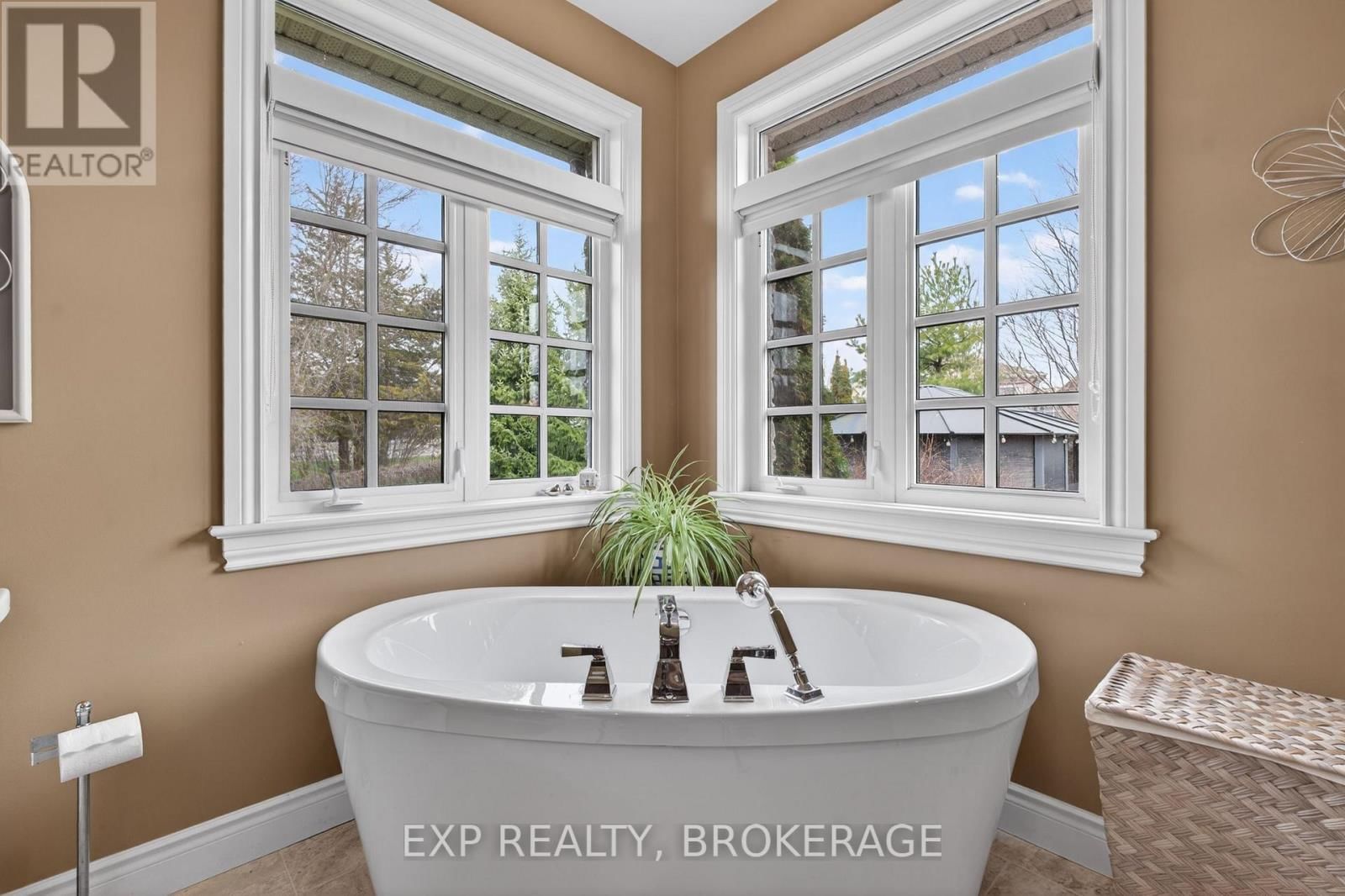 24 ADMIRAL'S COURT Image 20