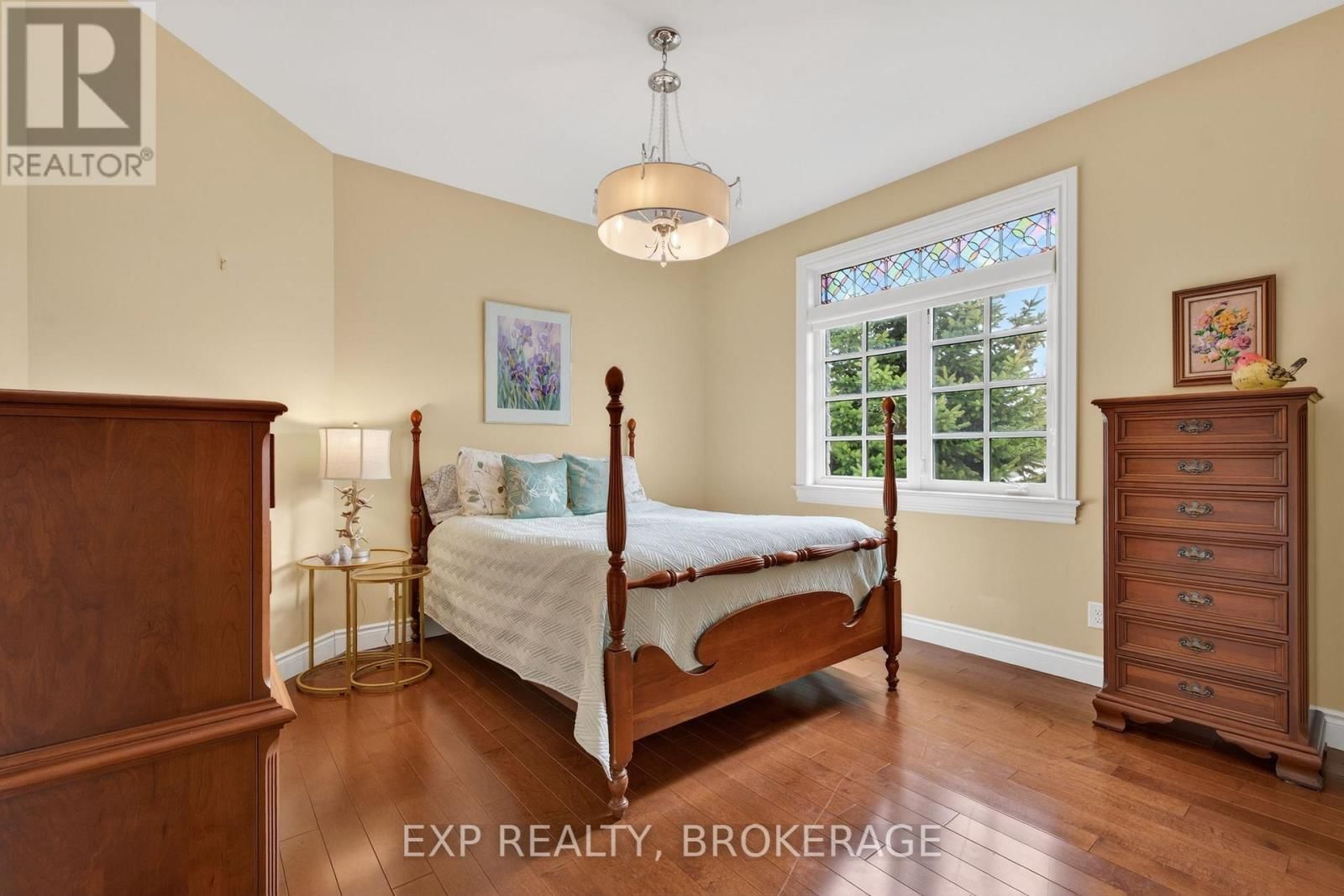 24 ADMIRAL'S COURT Image 23