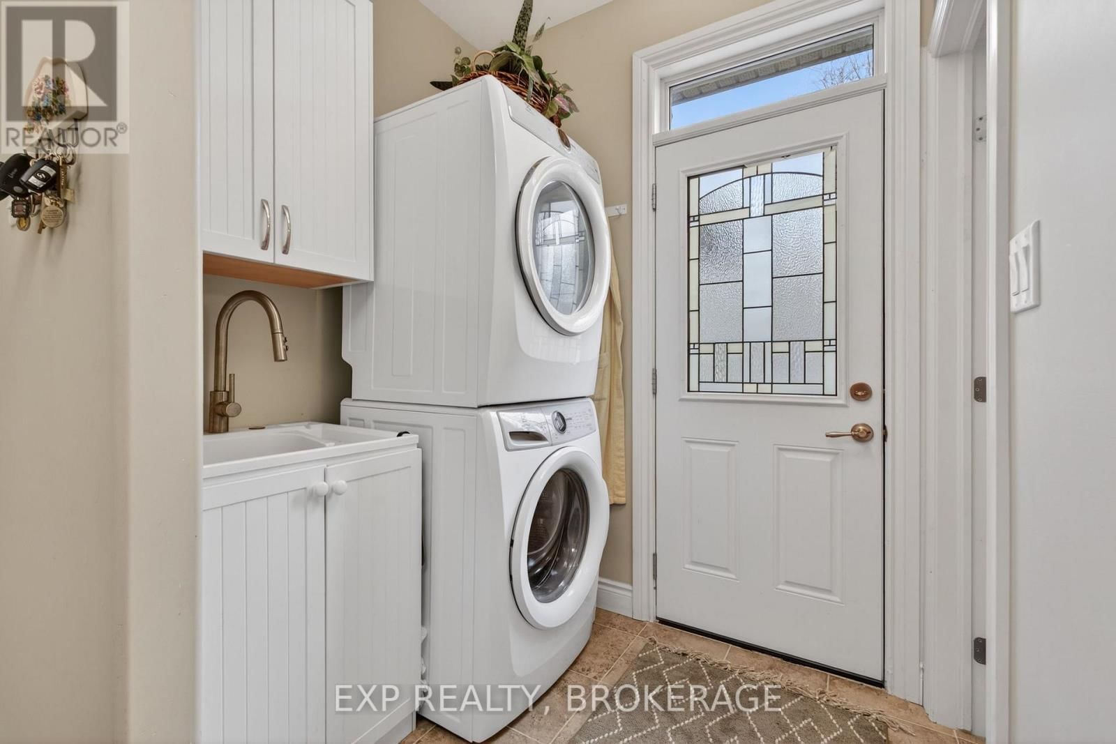 24 ADMIRAL'S COURT Image 25