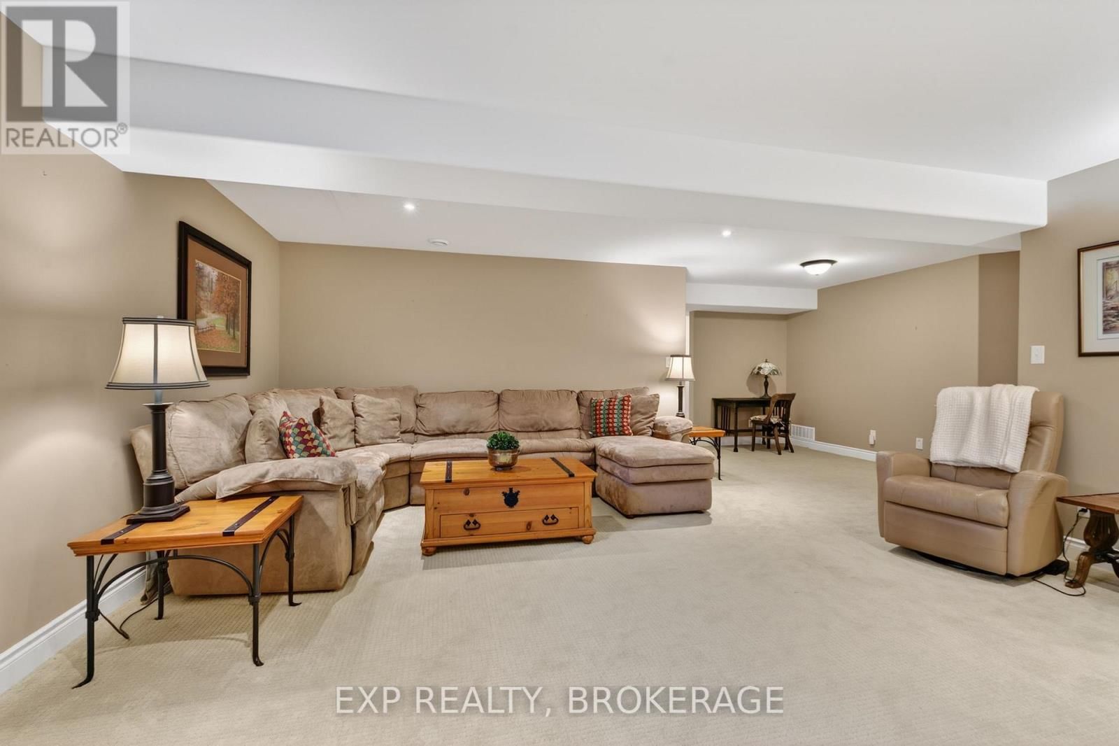 24 ADMIRAL'S COURT Image 29