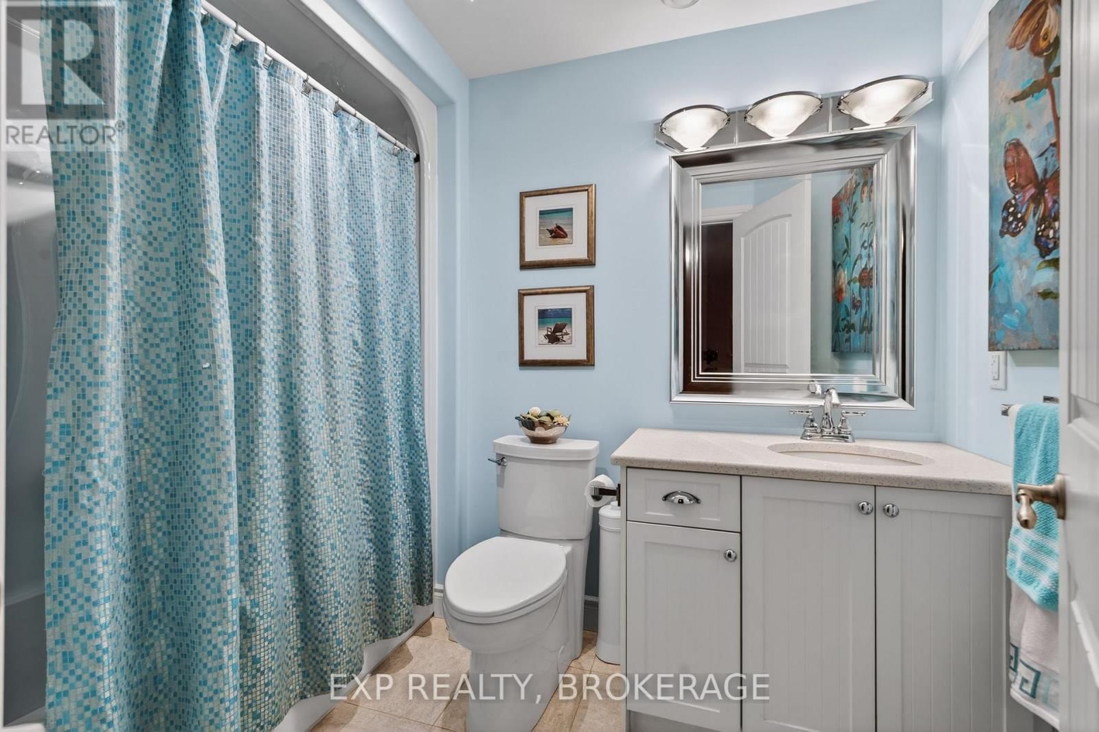 24 ADMIRAL'S COURT Image 32