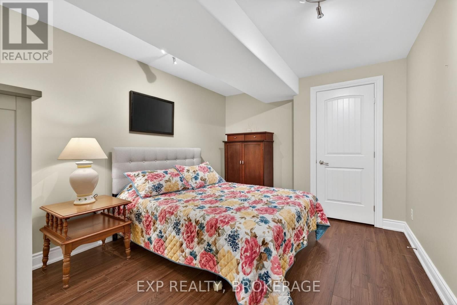 24 ADMIRAL'S COURT Image 33