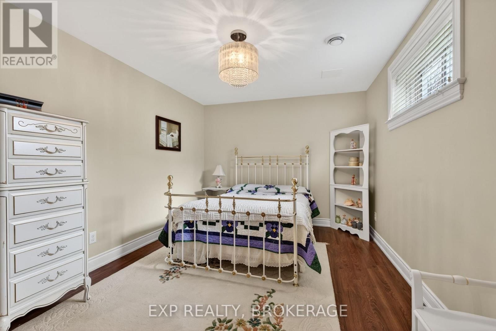 24 ADMIRAL'S COURT Image 34