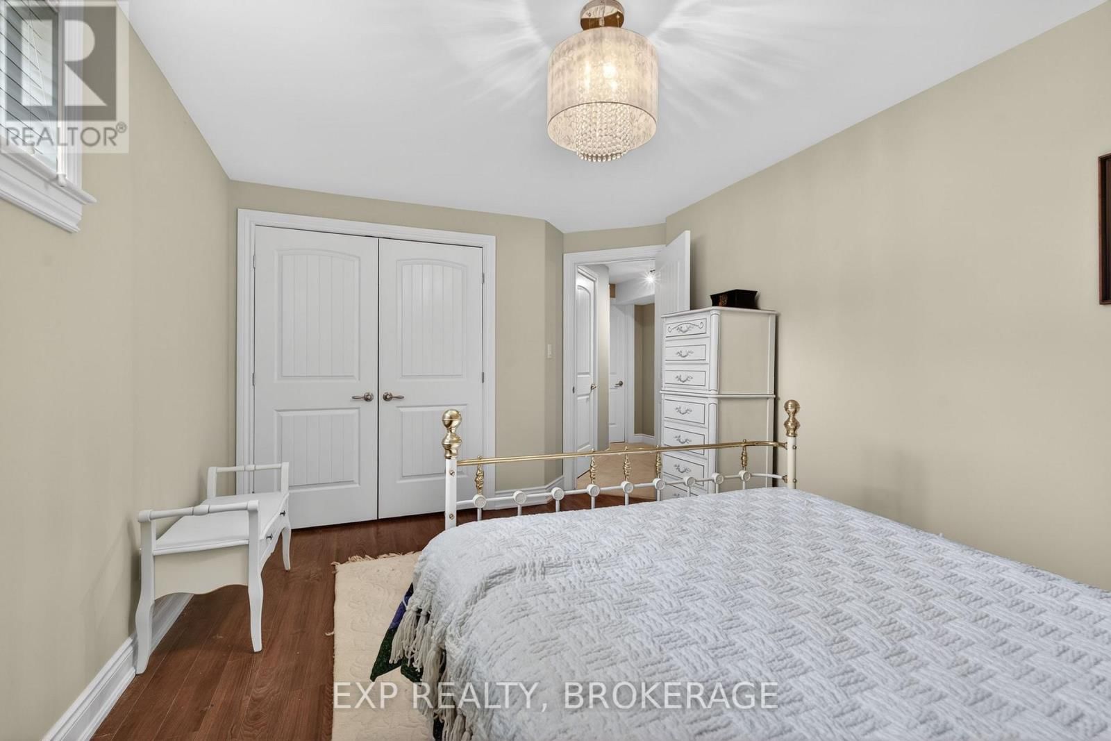 24 ADMIRAL'S COURT Image 35