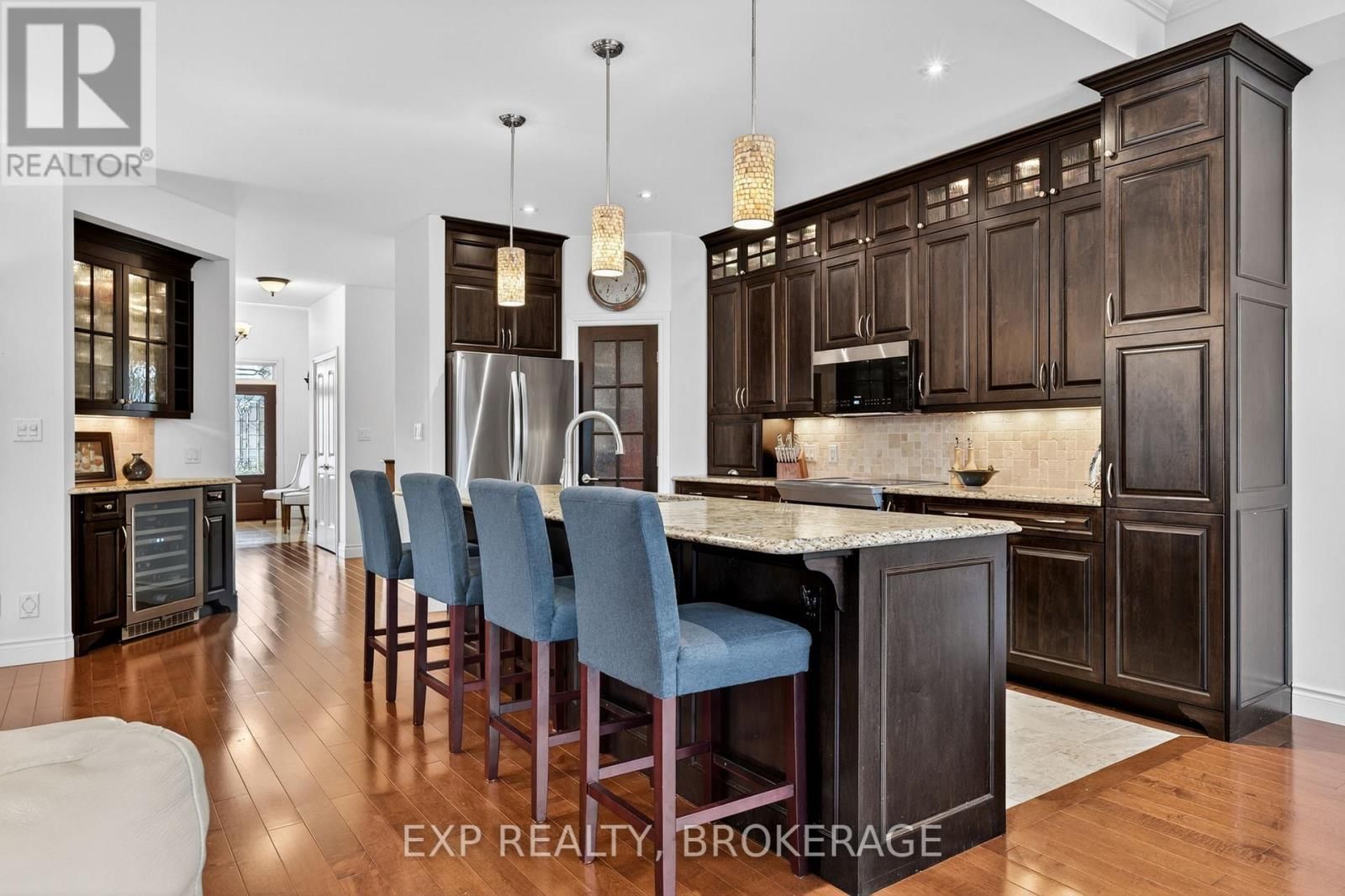 24 ADMIRAL'S COURT Image 8