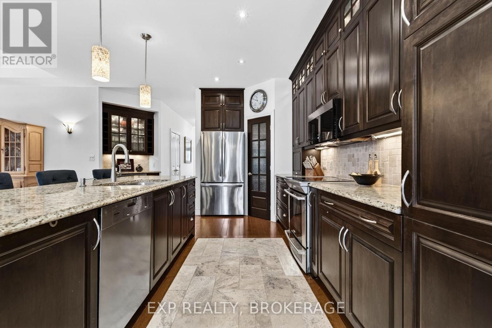 24 ADMIRAL'S COURT Image 9