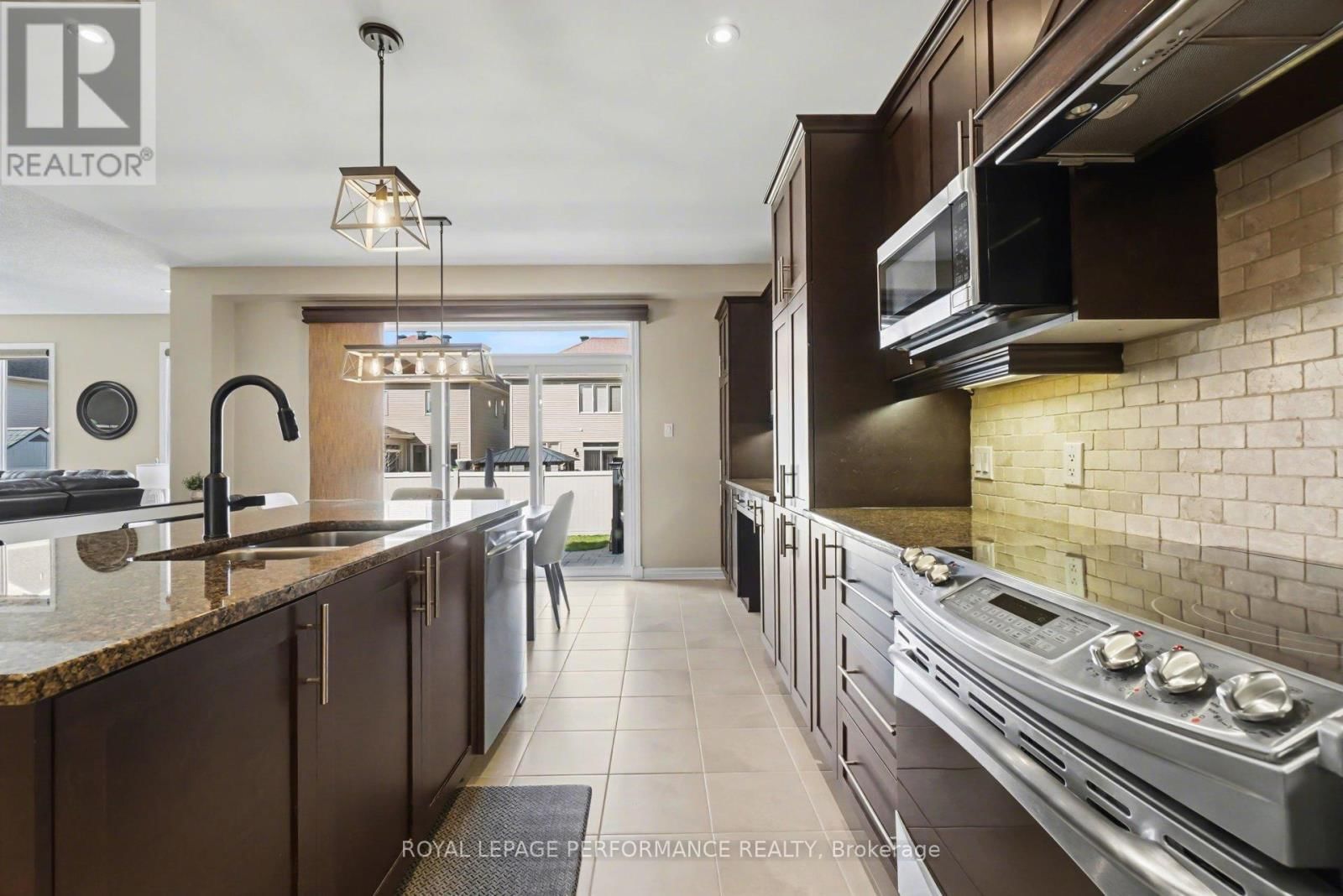 1828 MICKELBERRY CRESCENT Image 16