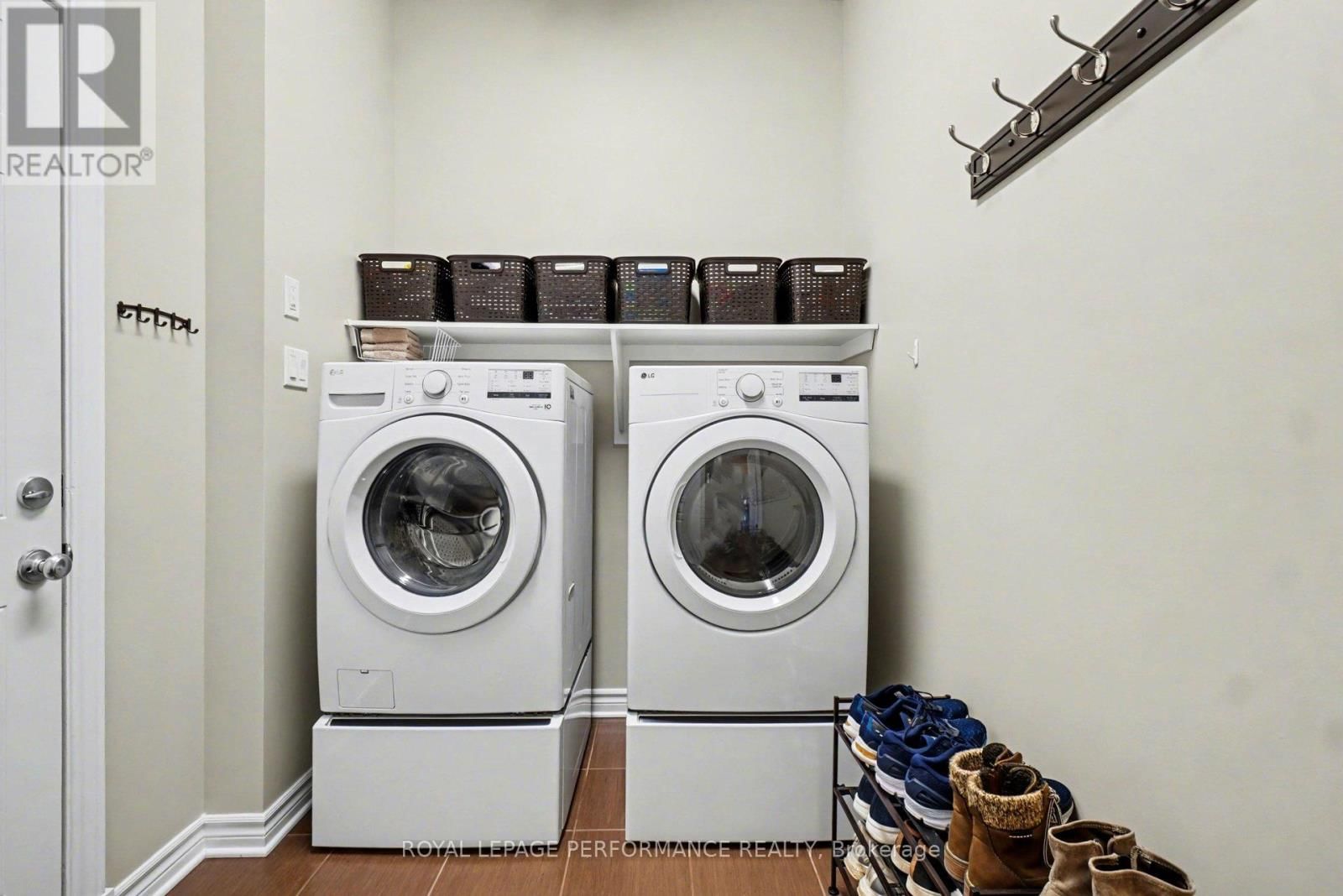 1828 MICKELBERRY CRESCENT Image 23