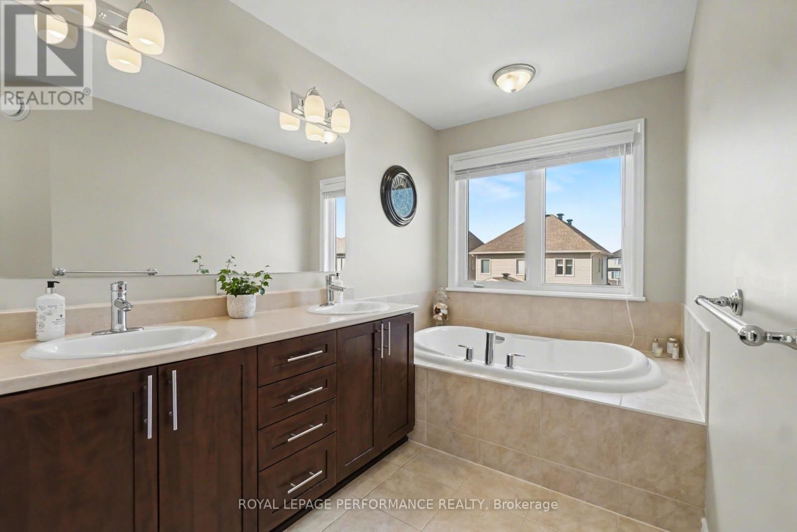 1828 MICKELBERRY CRESCENT Image 30