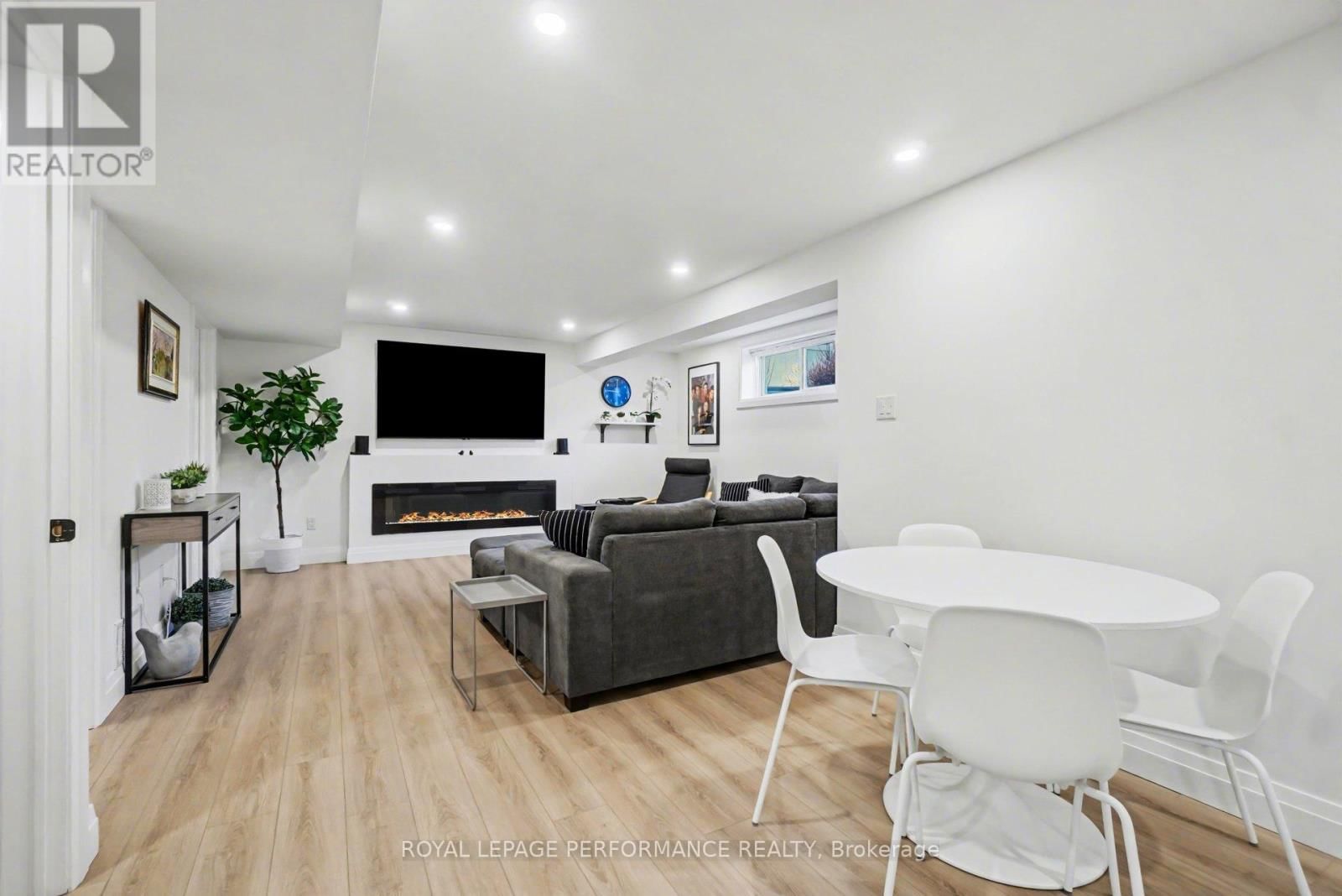 1828 MICKELBERRY CRESCENT Image 37