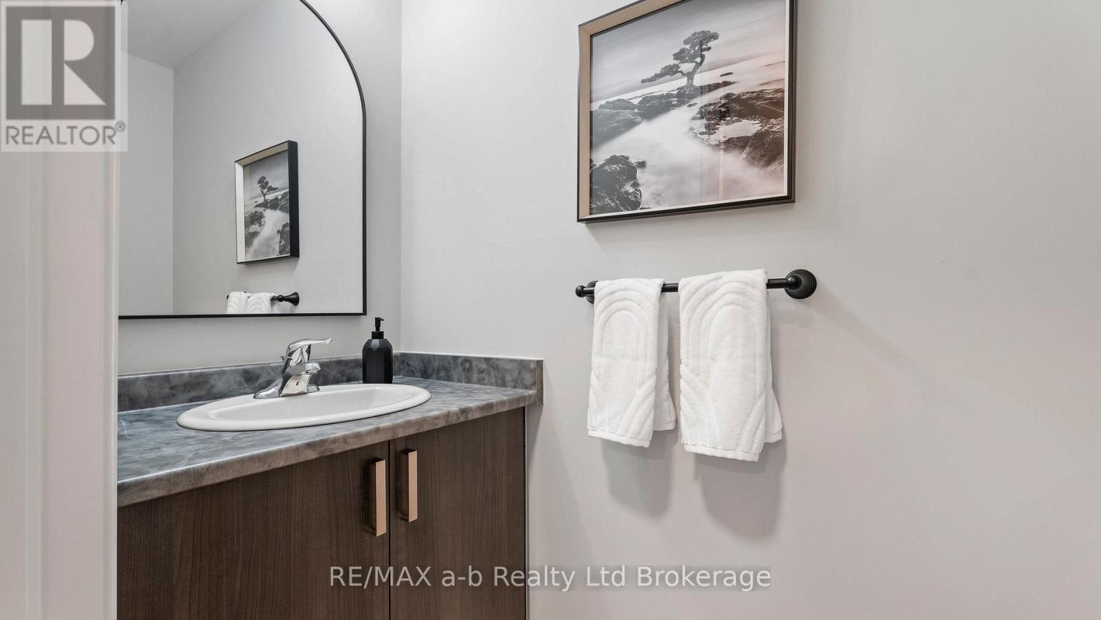 82 CAYLEY STREET Image 14