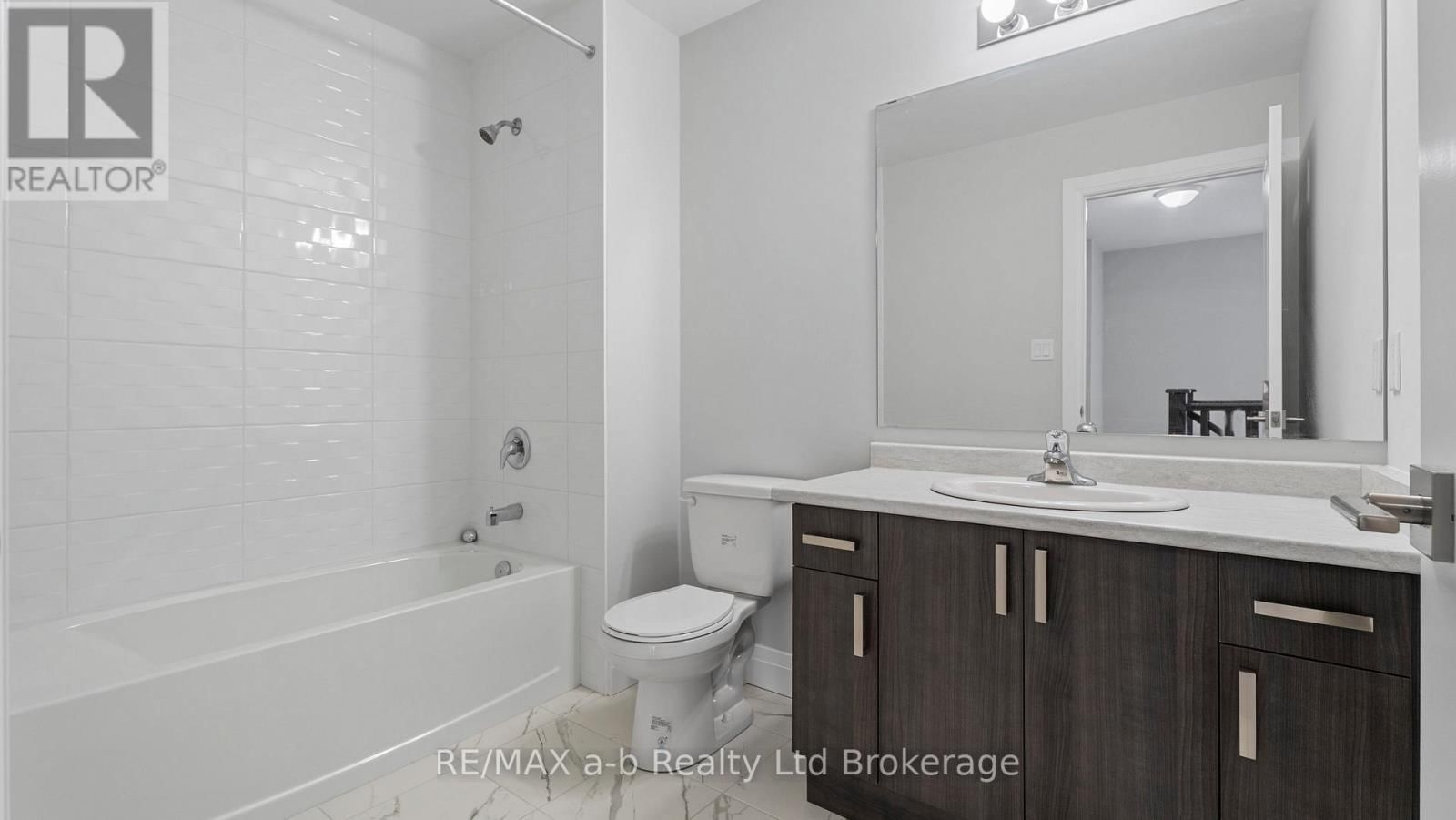 82 CAYLEY STREET Image 17