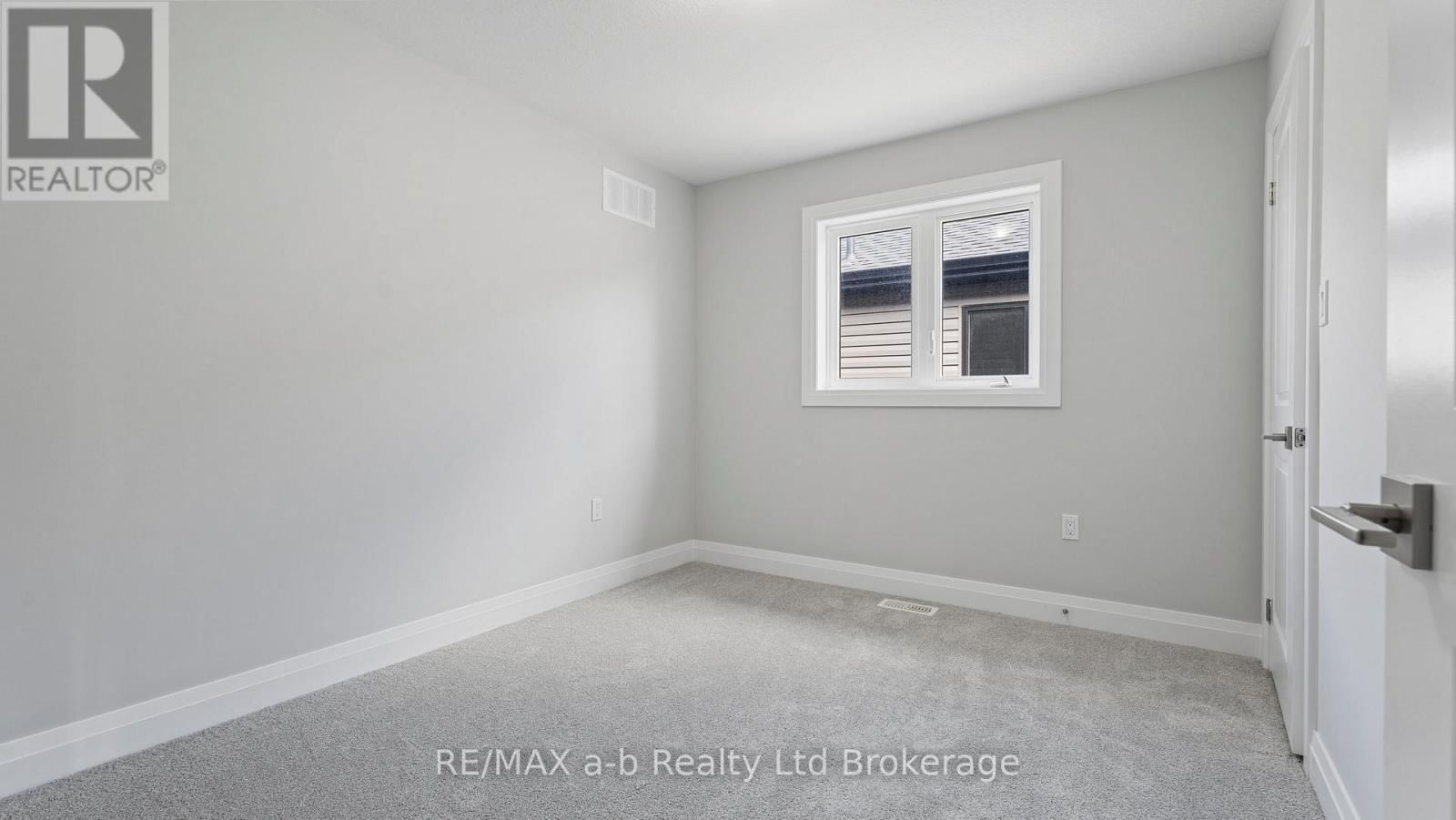 82 CAYLEY STREET Image 21