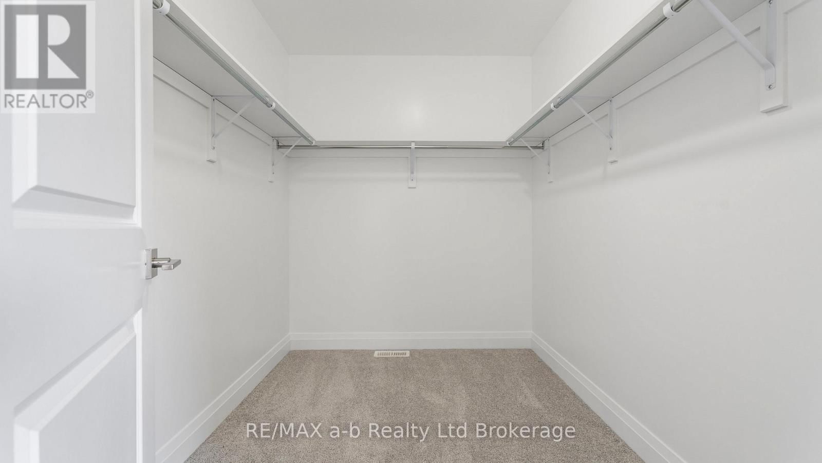 82 CAYLEY STREET Image 24