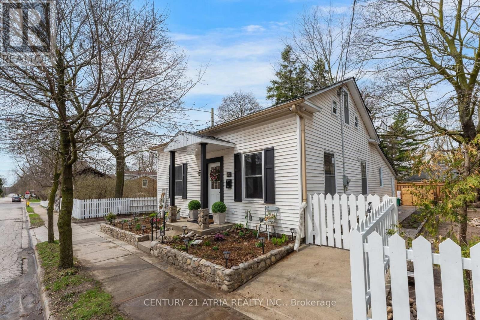 132 WATERLOO STREET NORTH Image 1