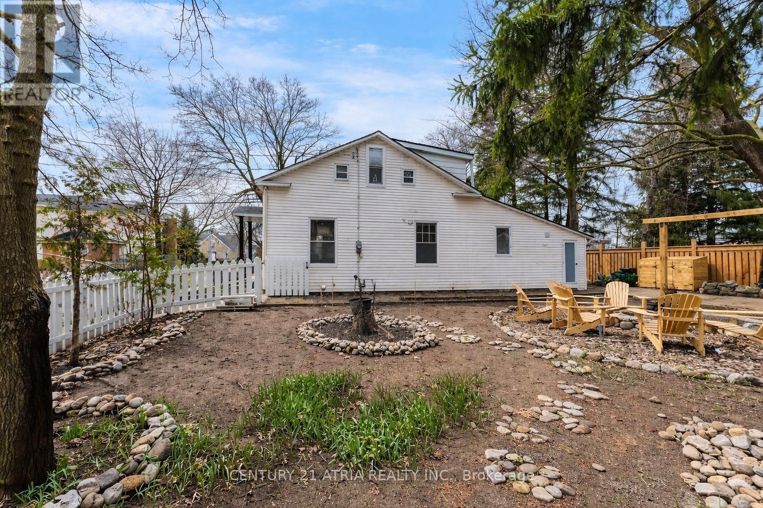 132 WATERLOO STREET NORTH Image 3