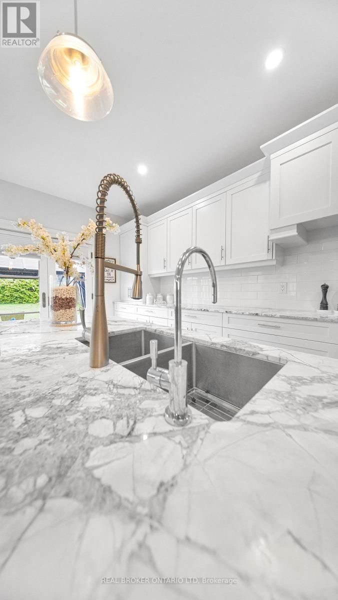 949 BLYTHWOOD ROAD Image 17