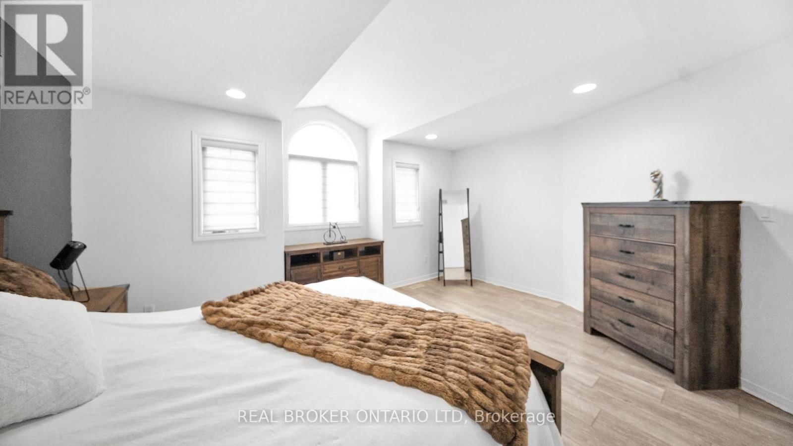 949 BLYTHWOOD ROAD Image 21