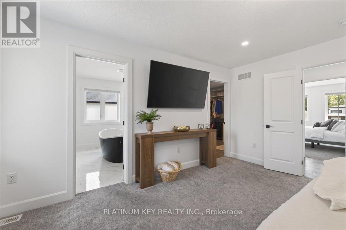 124 OPTIMIST DRIVE Image 22