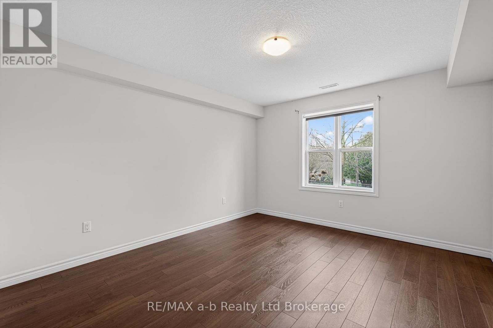 111 KING STREET EAST, UNIT 14 STREET Image 16