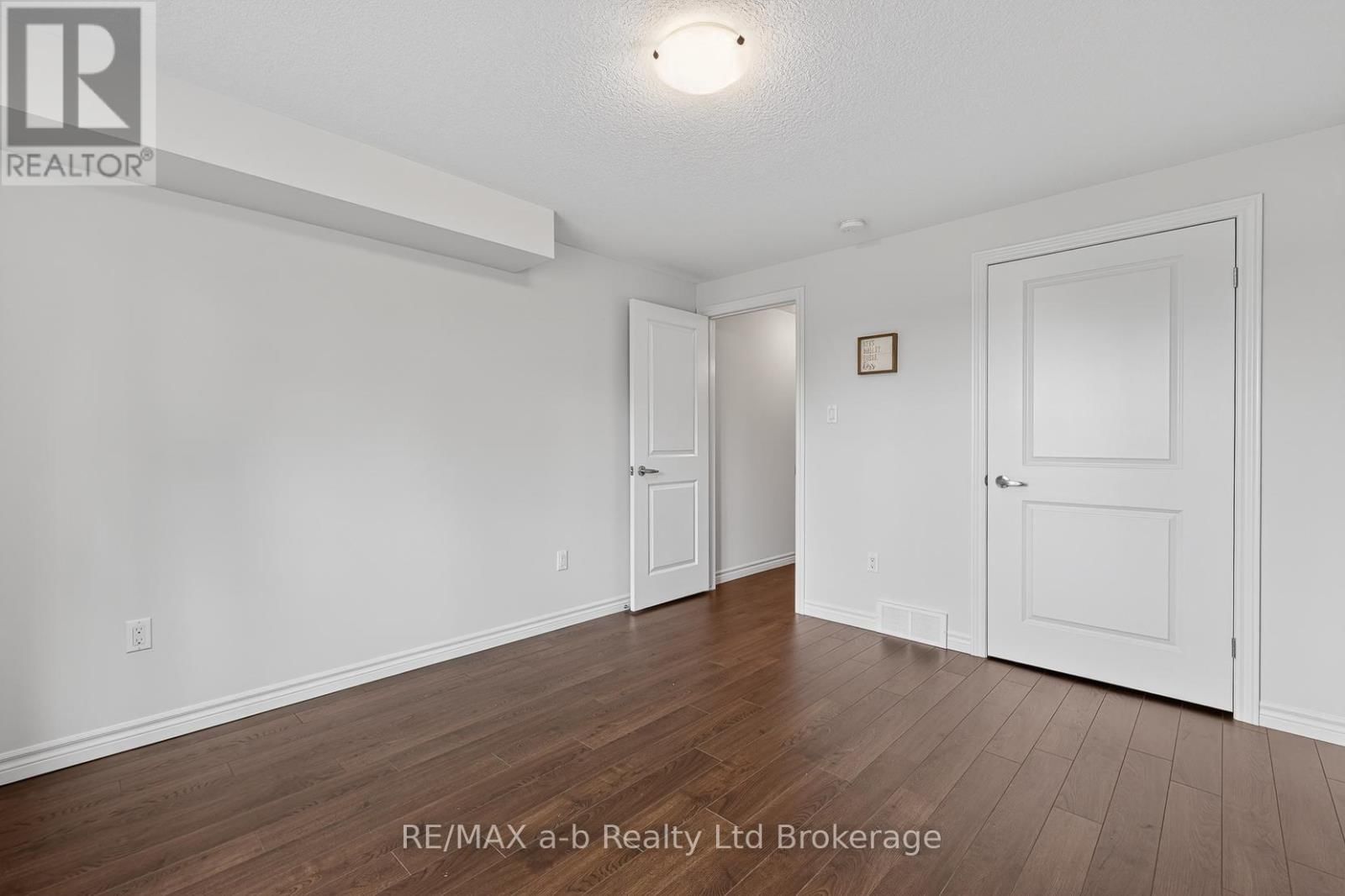 111 KING STREET EAST, UNIT 14 STREET Image 17