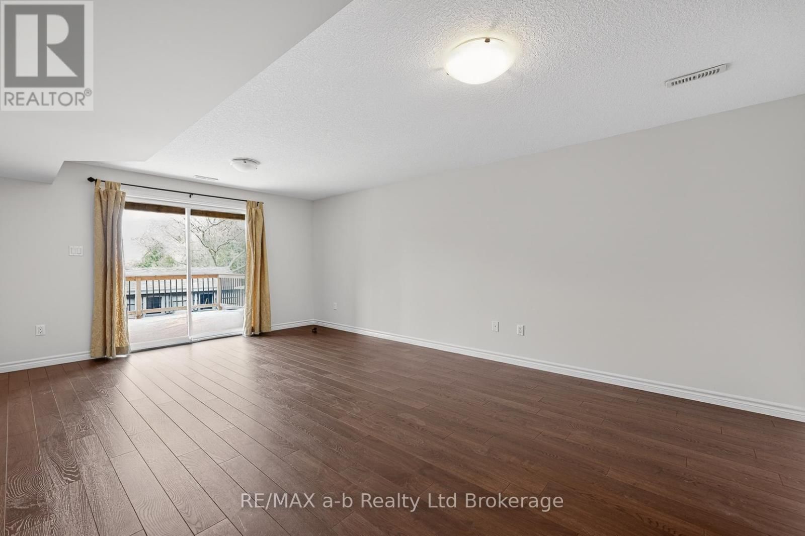 111 KING STREET EAST, UNIT 14 STREET Image 18