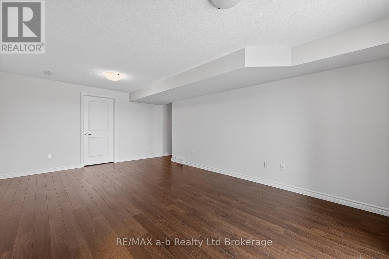 111 KING STREET EAST, UNIT 14 STREET Image 19