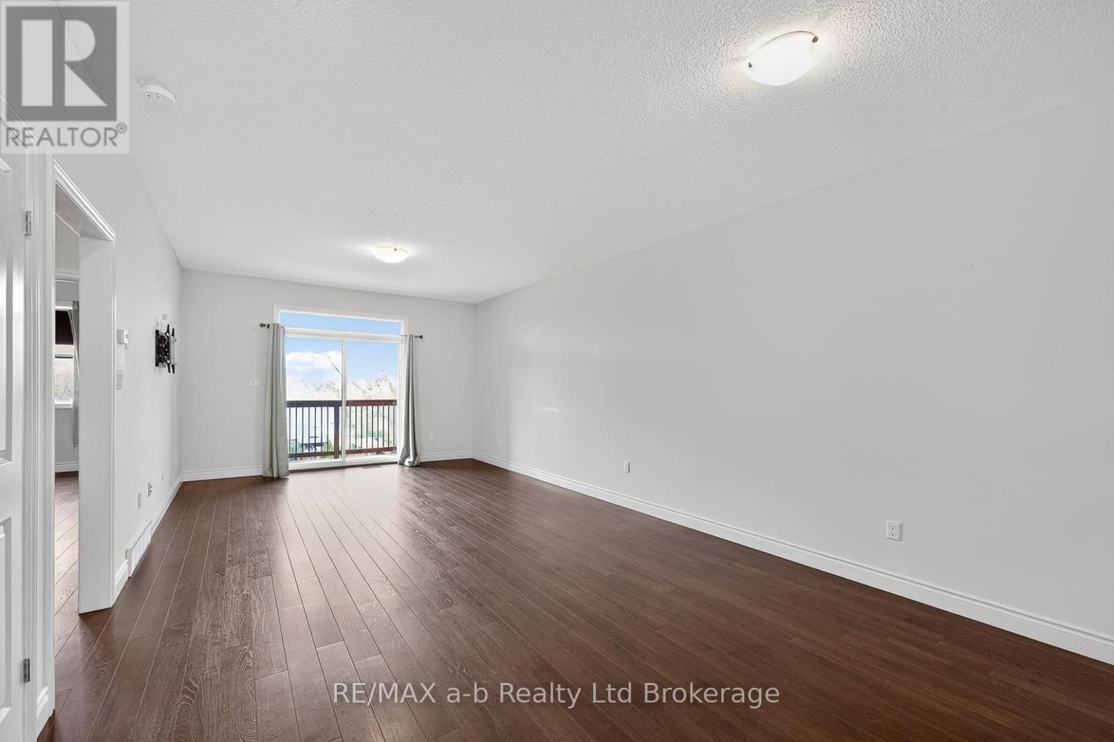 111 KING STREET EAST, UNIT 14 STREET Image 6