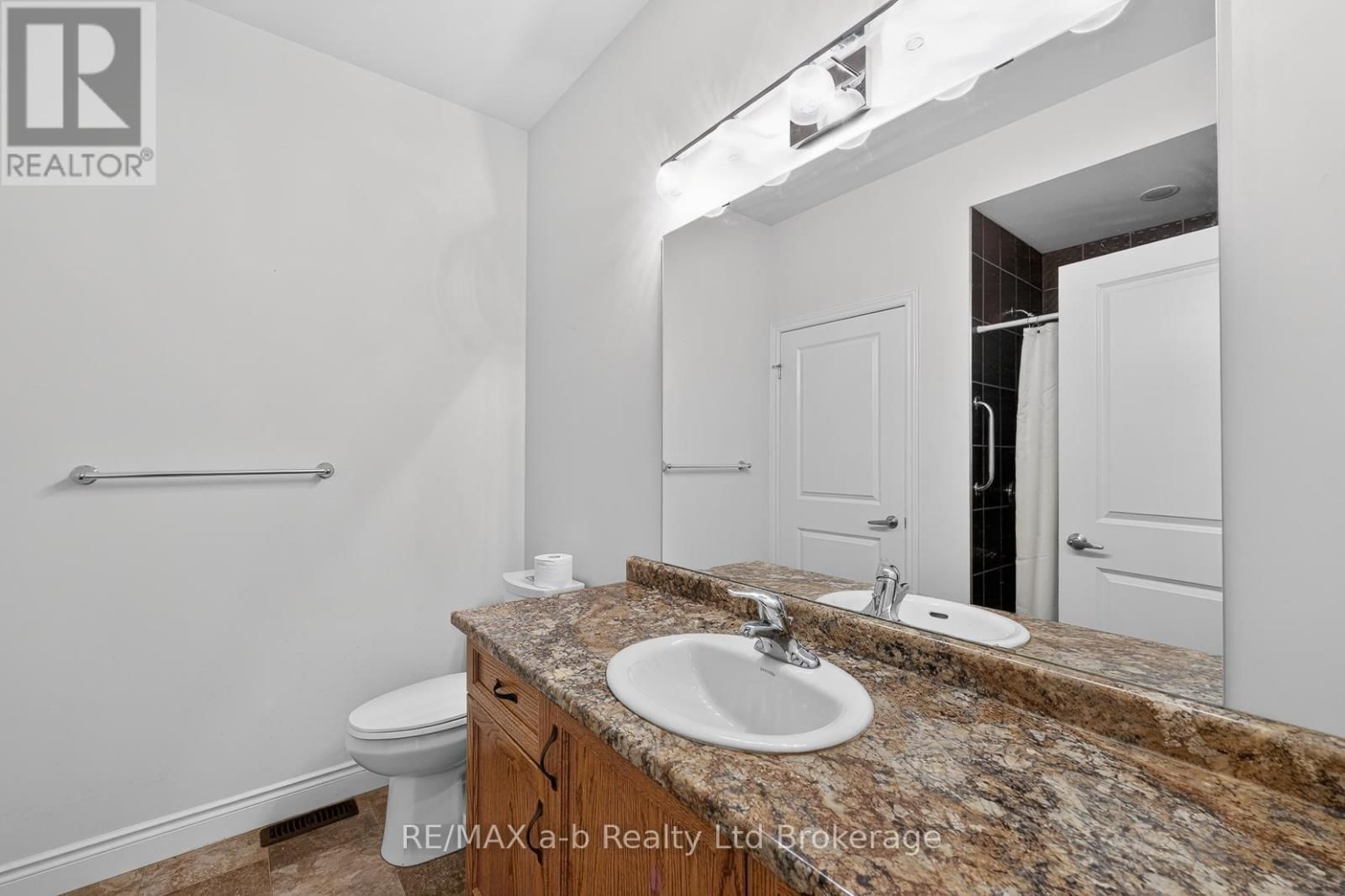 111 KING STREET EAST, UNIT 14 STREET Image 8