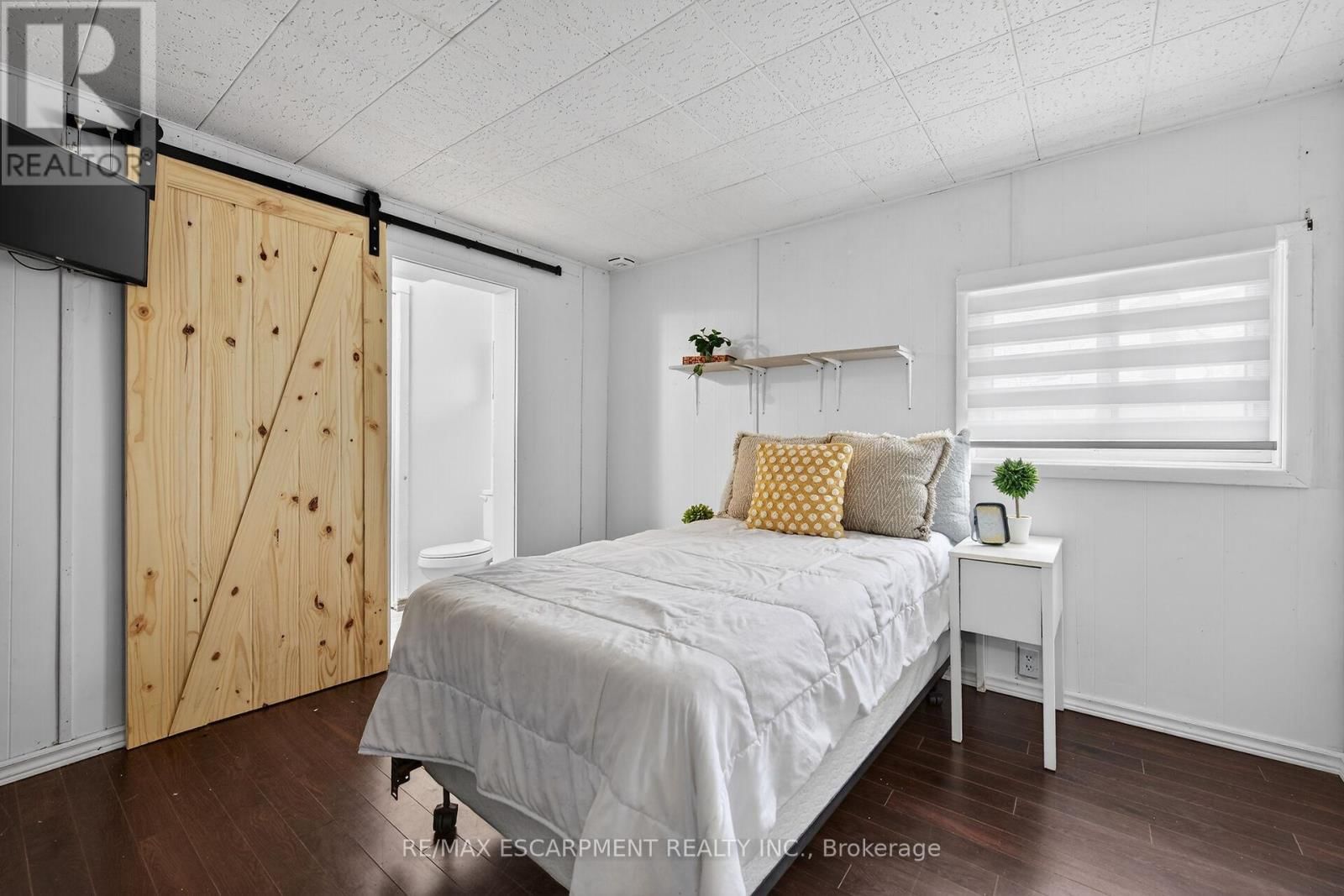 3824 ROXBOROUGH AVENUE Image 20