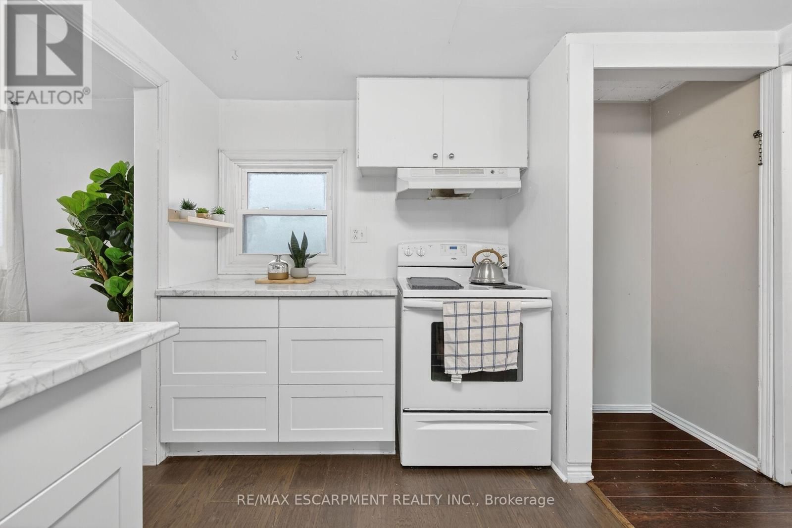 3824 ROXBOROUGH AVENUE Image 8