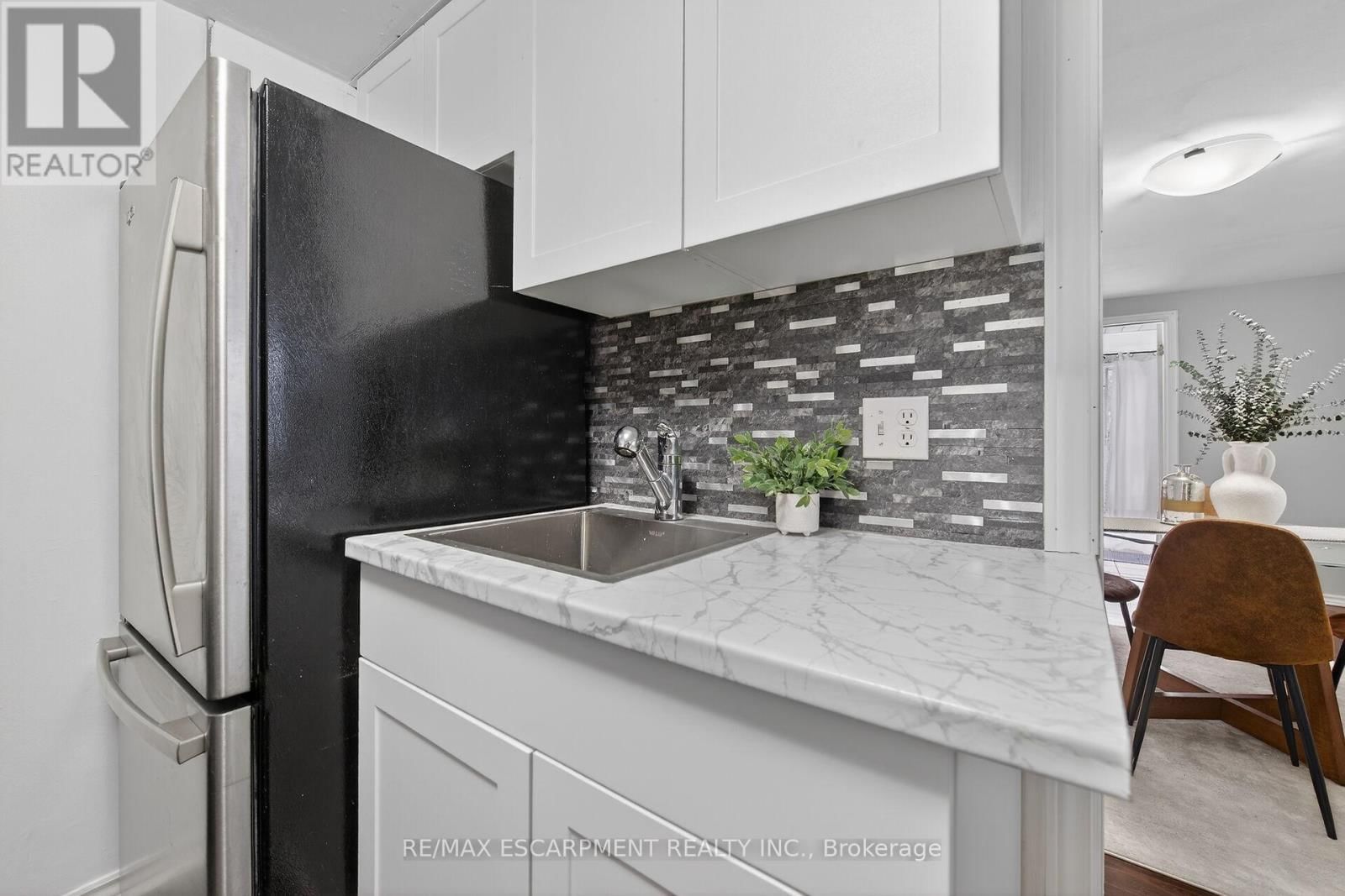 3824 ROXBOROUGH AVENUE Image 9