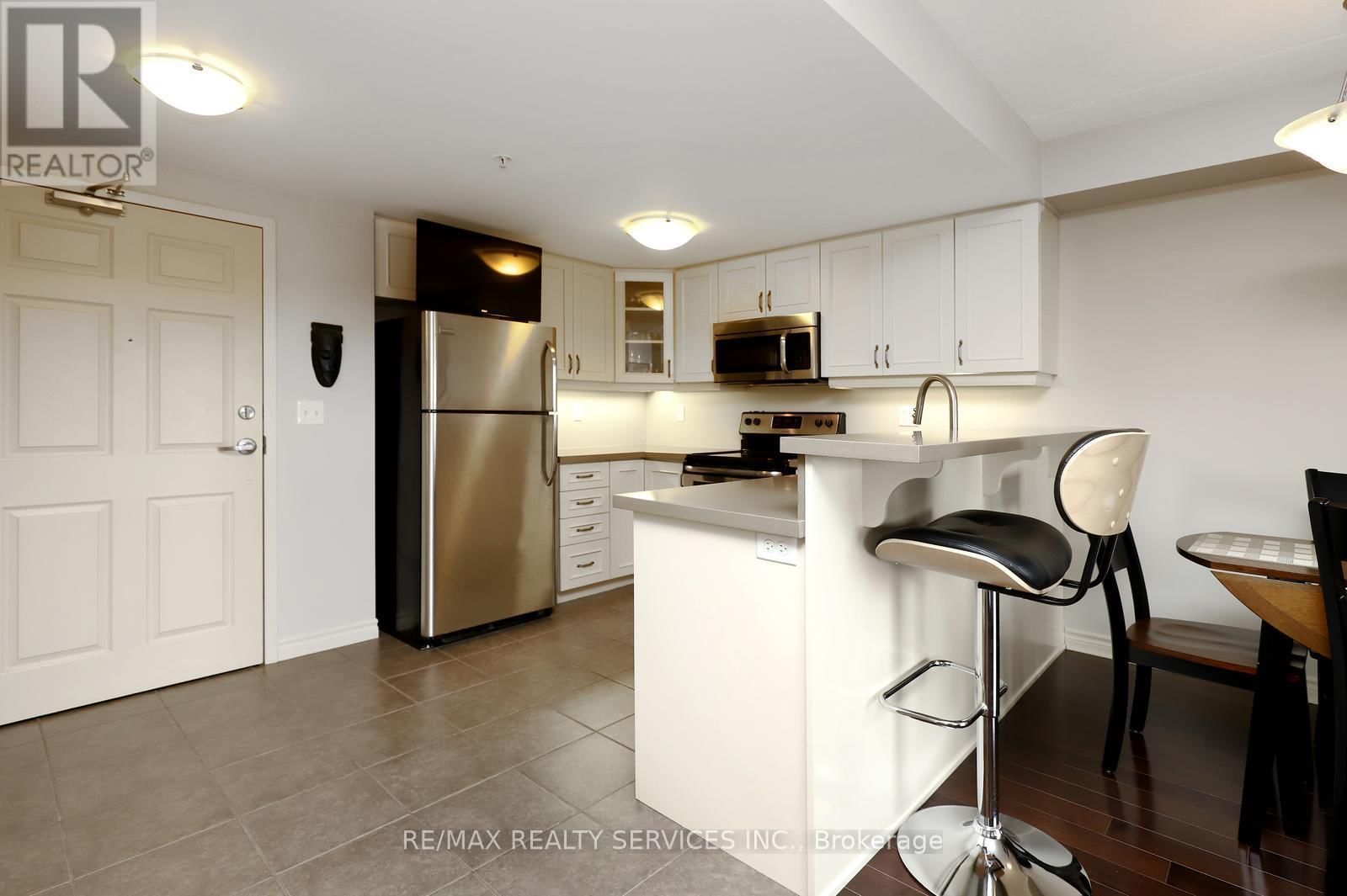 301 - 60 LYNNMORE STREET Image 11