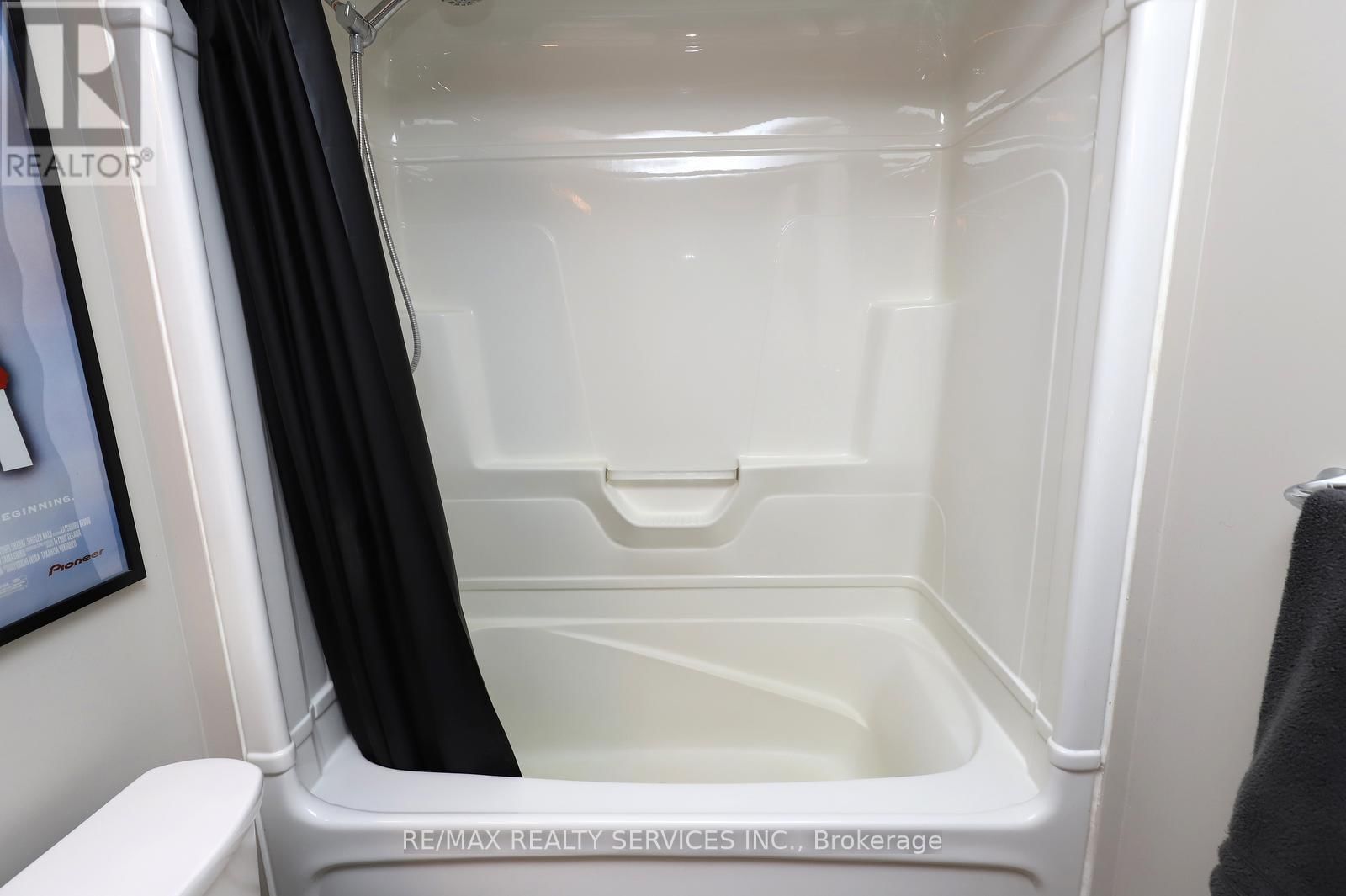 301 - 60 LYNNMORE STREET Image 27