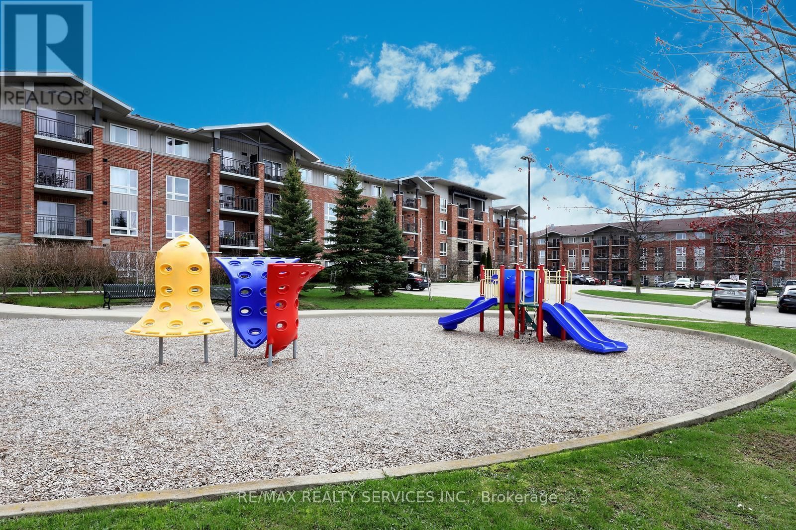 301 - 60 LYNNMORE STREET Image 32