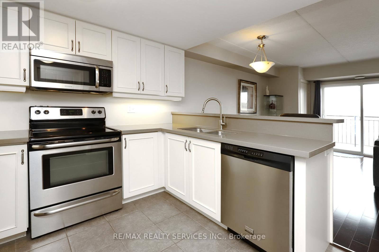 301 - 60 LYNNMORE STREET Image 8