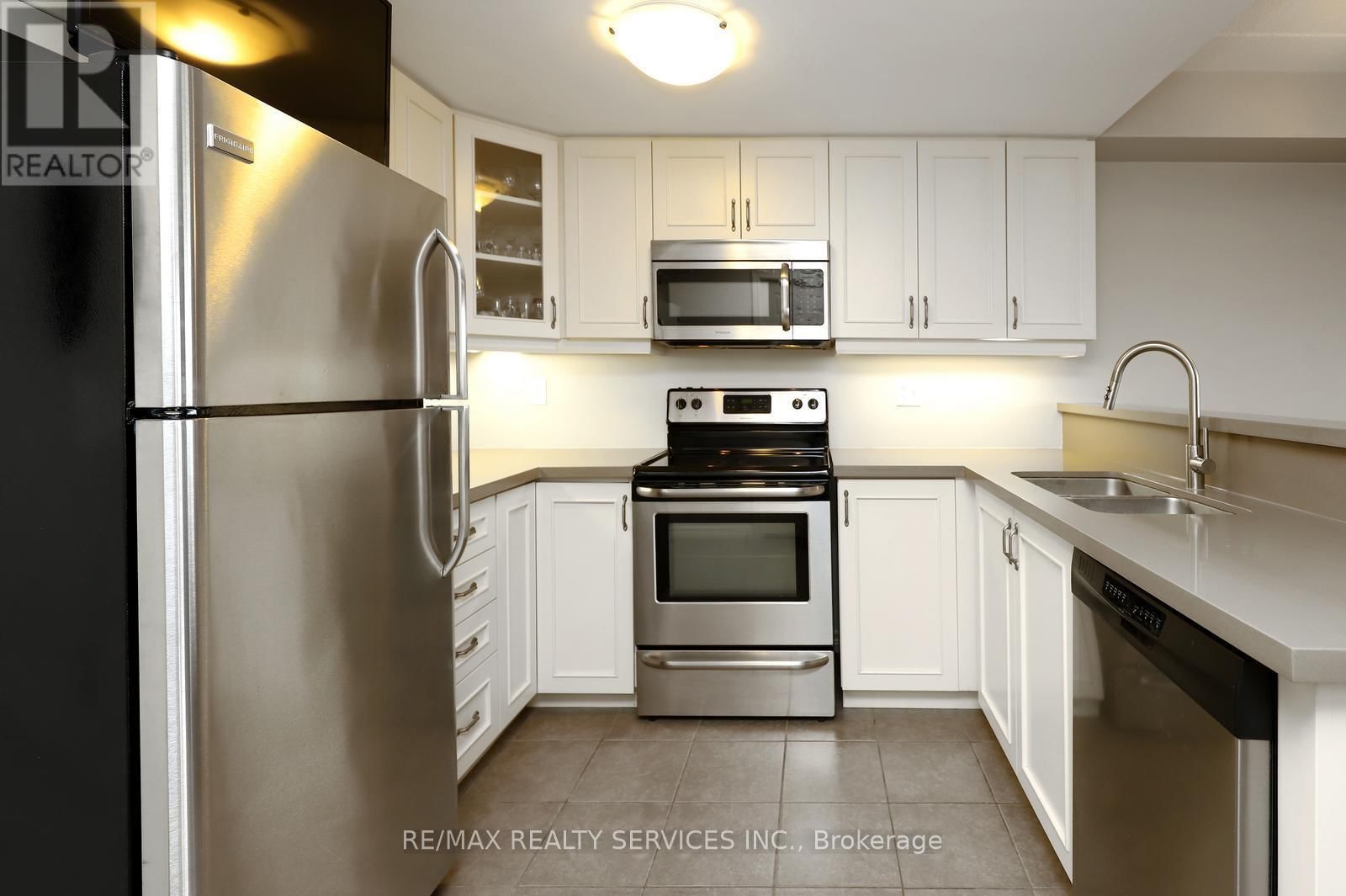 301 - 60 LYNNMORE STREET Image 9