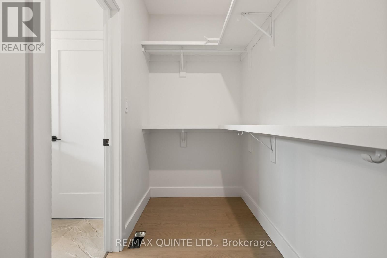 27 EXETER COURT Image 44